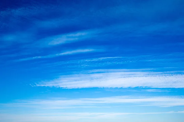 Fondo azul cielo con pequeñas nubes. cielo fondo — Foto de Stock