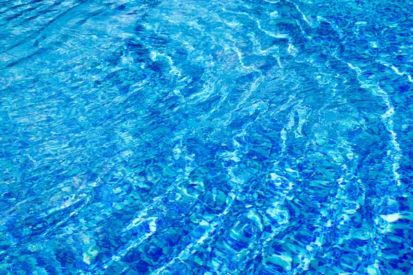 Acqua della piscina blu con riflessi solari — Foto Stock