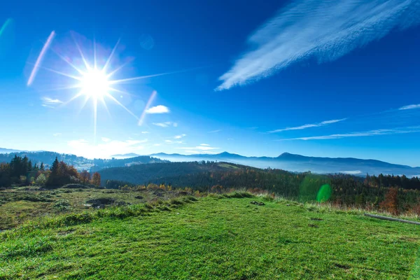Karpat dağ güneşli manzara — Stok fotoğraf