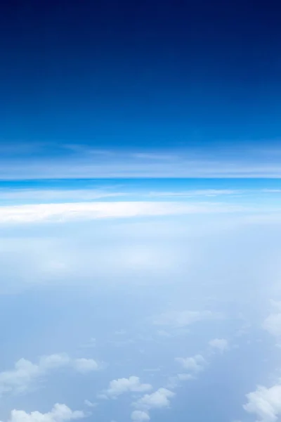 Modré nebe pozadí s malými mraky. panorama — Stock fotografie