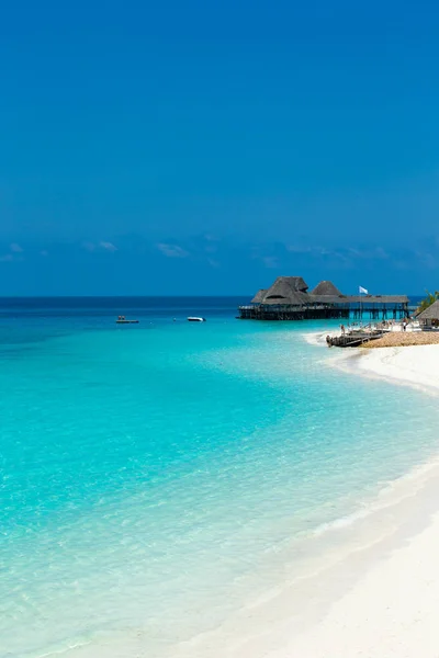 Τροπικές Μαλδίβες με λευκή αμμουδιά και θάλασσα — Φωτογραφία Αρχείου