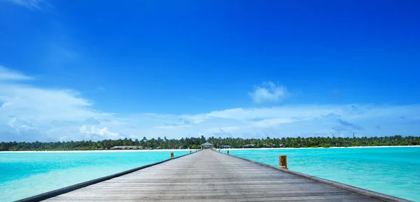 Isla tropical de Maldivas con playa de arena blanca y mar —  Fotos de Stock