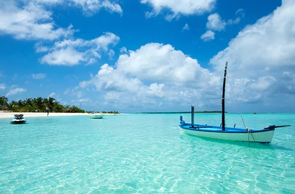 Bella isola tropicale delle Maldive con spiaggia, mare e blu s — Foto Stock