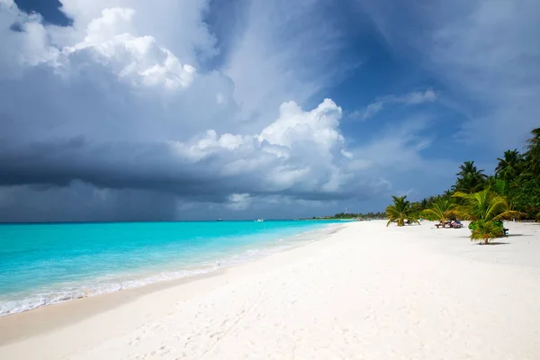 Мальдивский остров с белым песчаным пляжем и морем — стоковое фото