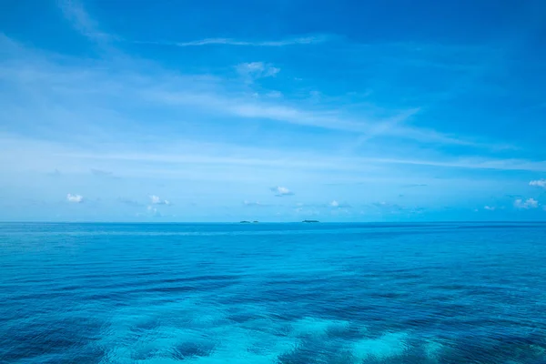 하얀 모래사장 과 바다가 있는 열 대 몰디브 섬 — 스톡 사진