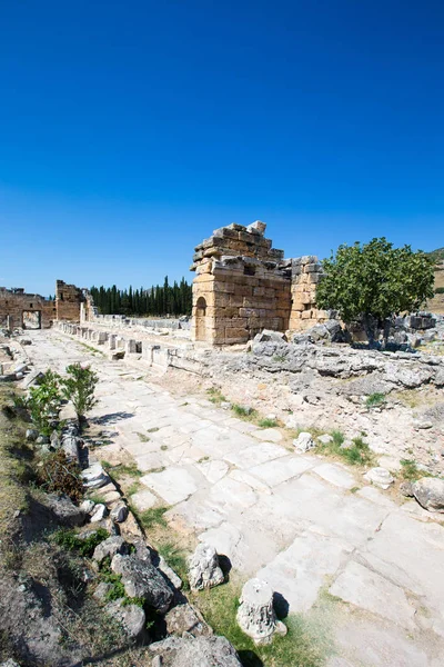 Hierapolis ancient city ruins, North Roman Gate, Pamukkale, Deni — Stock Photo, Image