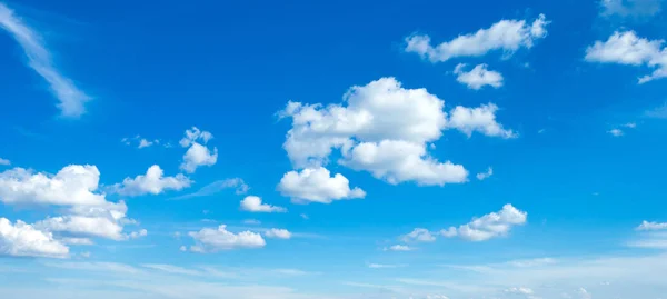 Modrá obloha s mraky. přírodní pozadí — Stock fotografie