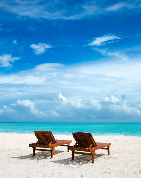 Prachtig tropisch eiland op de Malediven met strand, zee en blauwe s — Stockfoto