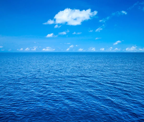 Wunderschöne tropische Insel der Malediven mit Strand, Meer und blauem Meer — Stockfoto