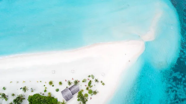 Piękny widok z lotu ptaka na Malediwach i tropikalnej plaży. Podróżuj — Zdjęcie stockowe