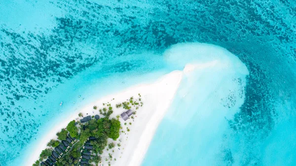 Bela vista aérea de Maldivas e praia tropical. Viajar um — Fotografia de Stock