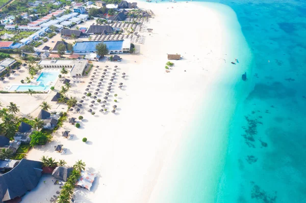 La hermosa isla tropical de Zanzíbar vista aérea. mar en Za —  Fotos de Stock