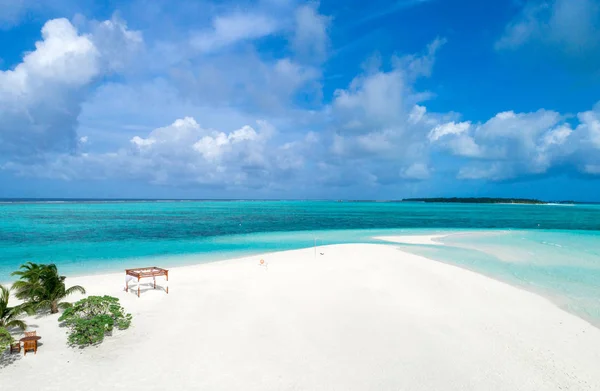 Hermosa vista aérea de Maldivas y playa tropical. Viajar un — Foto de Stock