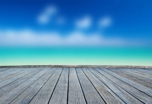 Bulanık kum plaj arka plan üzerinde ahşap zemin. plaj ve tropikal — Stok fotoğraf