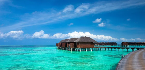 Playa con bungalows de agua en Maldivas — Foto de Stock