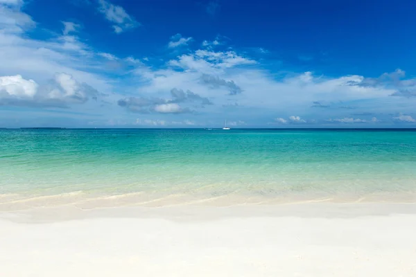 Tropische Insel der Malediven mit weißem Sandstrand und Meer — Stockfoto