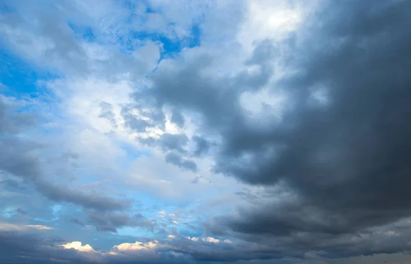 雲と青い空.自然の背景 — ストック写真