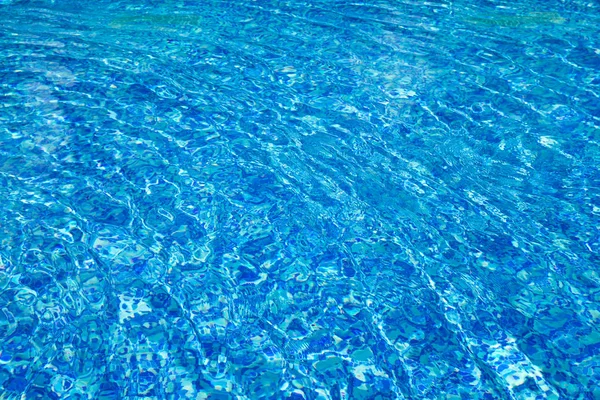 Piscina azul, fondo de agua en la piscina . — Foto de Stock