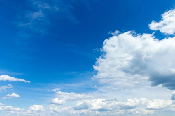 Modrá obloha s bílé mraky. Sky pozadí — Stock fotografie