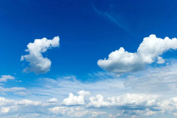 白い雲と青い空。空の背景 — ストック写真