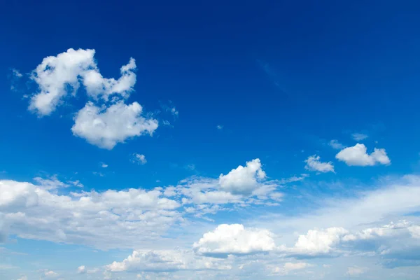 Blauwe hemel met witte wolken. Hemelachtergrond — Stockfoto