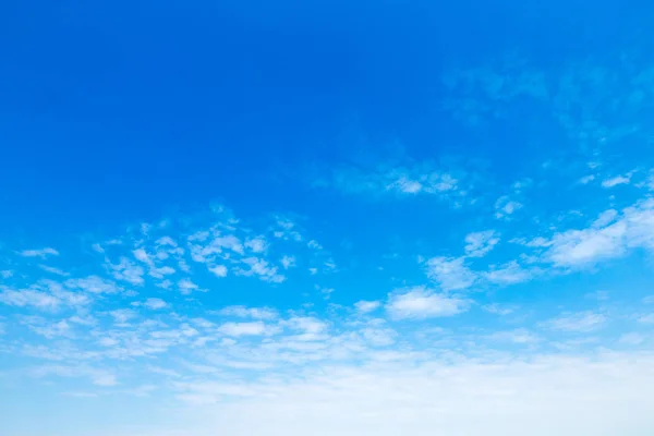 Błękitne niebo z chmurami. tło przyrodnicze — Zdjęcie stockowe