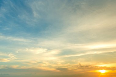 Güneş ışınlarıyla gün batımı, bulutlarla gökyüzü ve güneş.