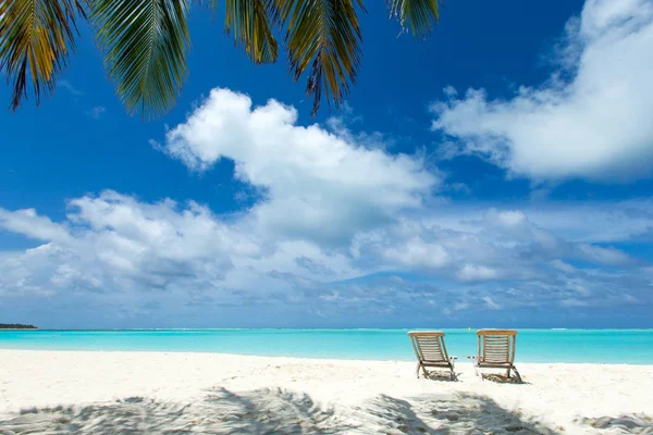 Isla tropical de Maldivas con playa de arena blanca y mar — Foto de Stock