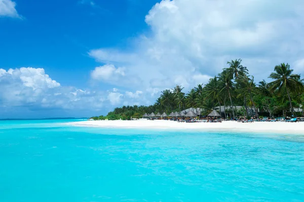 Isla tropical de Maldivas con playa de arena blanca y mar — Foto de Stock