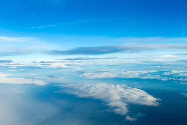 Sfondo cielo blu con piccole nuvole — Foto Stock