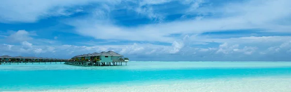 Isola delle Maldive con spiaggia di sabbia bianca e mare — Foto Stock