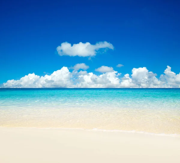 Bela praia e mar tropical — Fotografia de Stock
