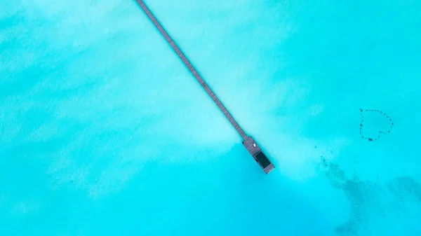 Bella vista aerea delle Maldive e della spiaggia tropicale. Viaggiare e — Foto Stock