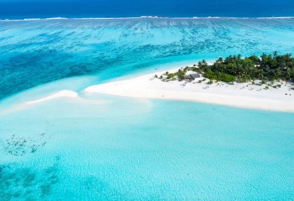 Vacker utsikt över Maldiverna och tropisk strand. Resa en — Stockfoto