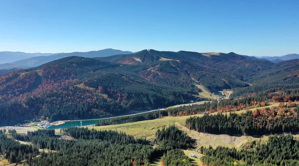 Carpazi montagna soleggiata paesaggio — Foto Stock