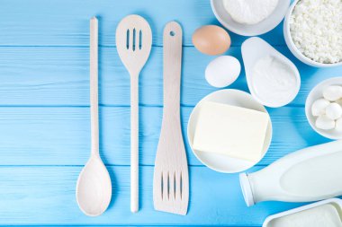  Mavi ahşap arka planda süt ürünleri