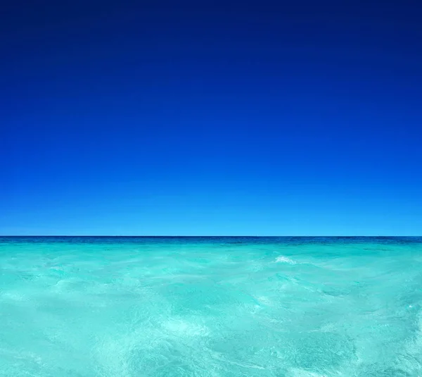 Superficie blu acqua di mare soleggiata — Foto Stock