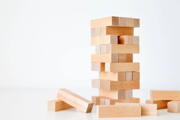 Bloco de madeira torre jogo isolado no fundo branco — Fotografia de Stock