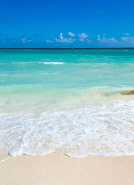 Tropiske Maldiveøyer med hvit sandstrand og hav – stockfoto