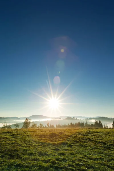 カルパティア山の日当たりの良い風景 — ストック写真