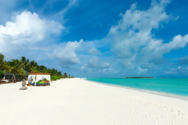 Isla tropical de Maldivas con playa de arena blanca y mar — Foto de Stock