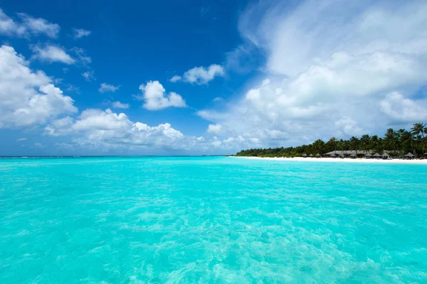 Bella isola tropicale delle Maldive con spiaggia, mare e blu s — Foto Stock