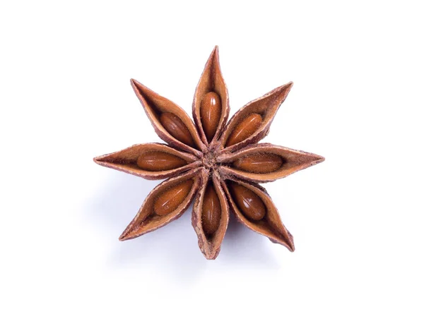 Yıldız anason baharat meyve ve tohumlar üzerinde beyaz izole — Stok fotoğraf