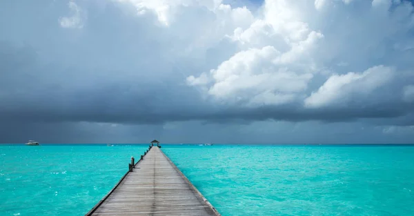 Maldives île avec plage de sable blanc et mer — Photo