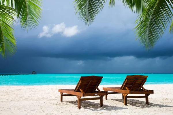 Isla tropical de Maldivas con playa de arena blanca y mar — Foto de Stock