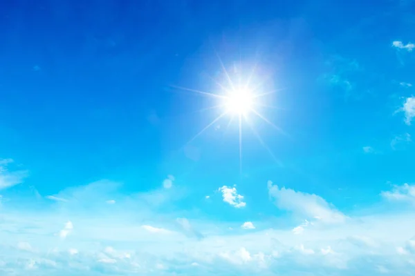 Fond bleu ciel avec de minuscules nuages — Photo