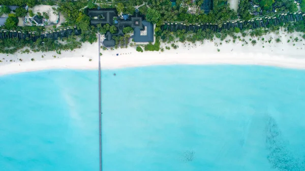 Hermosa vista aérea de Maldivas y playa tropical. Viajar un — Foto de Stock