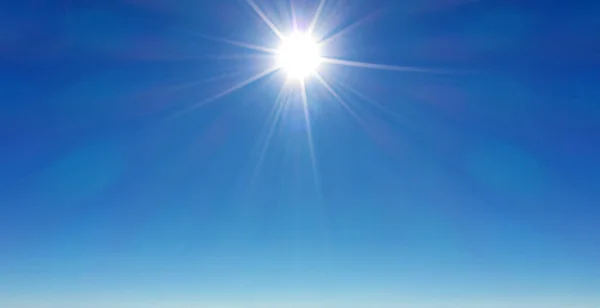 Cielo blu con nuvole bianche. Sfondo cielo — Foto Stock