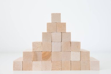 Beyaz arka plan üzerinde izole ahşap blok Kulesi oyunu