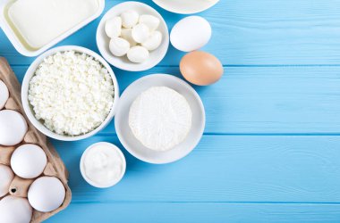 süt ve süt ürünleri üzerinde mavi ahşap arka plan, üstten görünüm